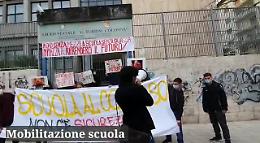 Catania, studenti in piazza per una "scuola in sicurezza"
