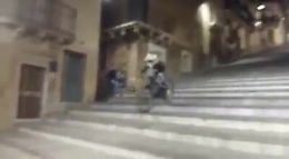 Mountain bike in velocità sui 142 gradoni della scalinata di Caltagirone