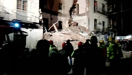 Crolla palazzina a Catania: i primi soccorsi