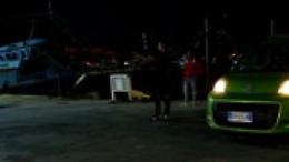 Migrante si nasconde sotto un camion per tentare fuga da Lampedusa