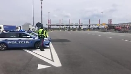 Coronavirus, le sirene della Stradale come omaggio alle salme di Bergamo