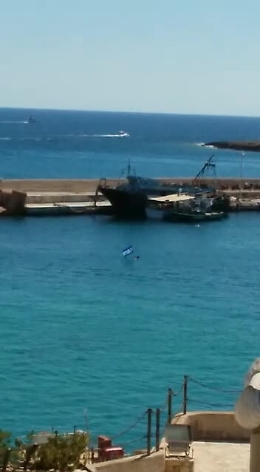 Migranti, Lampedusa al collasso, iniziativa di un abitante all'interno del porto