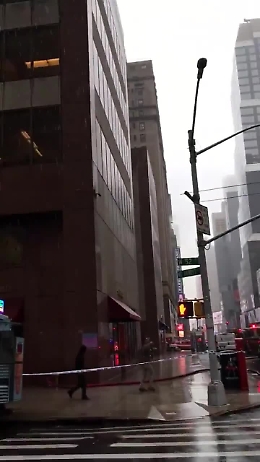 New York, elicottero si schianta su un grattacielo a Manhattan: ci sono vittime