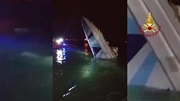 Venezia, le immagini dell'off shore che si è schiantato sulla diga: così è morto il campione Fabio Buzzi