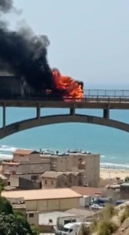 Porto Empedocle, camion in fiamme: paura sul viadotto  Salsetto