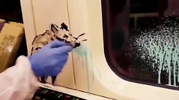 Banksy colpisce ancora: le mascherine sulla metropolitane di Londra