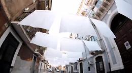 Catania, quei lenzuoli candidi stesi in via Santa Barbara: un'opera che “abbraccia” tutti e valorizza il centro storico