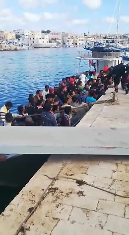 Migranti, Lampedusa assediata: oltre 800 arrivi