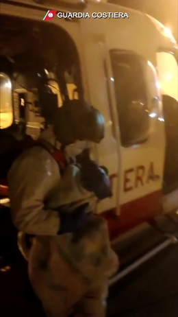 Migranti in fin di vita prelevati con un elicottero della Guardia costiera