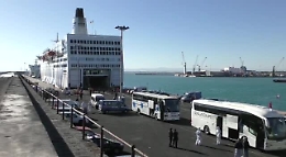 Catania, sbarcati dalla Azzurra 123 migranti: sono tutti negativi