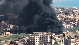 Nube di fumo avvolge Licata: rifiuti in fiamme nell'ex mattatoio comunale