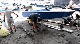 Catania, decine di volontari per ripulire la spiaggia di Ognina