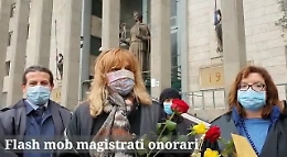 Catania, flash mob dei giudici onorari: «A noi ancora tanti diritti negati»