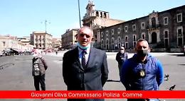 Coronavirus, in Piazza Carlo Alberto tra i controlli dei vigili e la solidarietà dei volontari