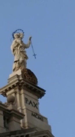 Il rosario dondola in assenza di vento: il messaggio della Madonna di Pompei