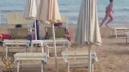 Marina di Ragusa: amoreggiano in spiaggia finch&eacute; il padrone del lido...