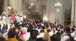 Catania, l'abbraccio dei fedeli a Sant'Agata
Ora è fuori la Cattedrale per il giro esterno