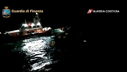 Lampedusa, gommone si ribalta durante soccorso: 5 migranti dispersi