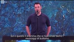 Il monologo di Tiziano Ferro contro il bullismo: «Le parole hanno un peso ma non ce ne accorgiamo»