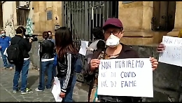 «Stiamo morendo di fame», a Catania la protesta di chi non ha buoni spesa