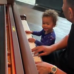 John Legend al pianoforte con il figlio di un anno: tale padre tale figlio....