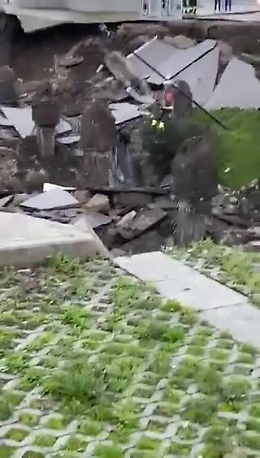 Napoli, enorme voragine si apre nel parcheggio dell'ospedale