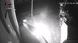 Lancia tre bottiglie incendiarie contro la caserma dei carabinieri: incastrato dai video