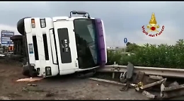 Catania, Tir carico di generi alimentari si ribalta lungo la Tangenziale