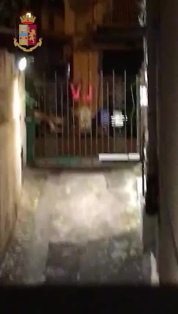 Palermo, si arrampicano su un balcone per rubare due biciclette ma arriva la Polizia
