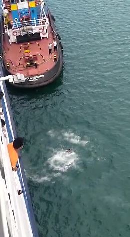 Migranti si lanciano dai ponti della nave quarantena "Adriatica"