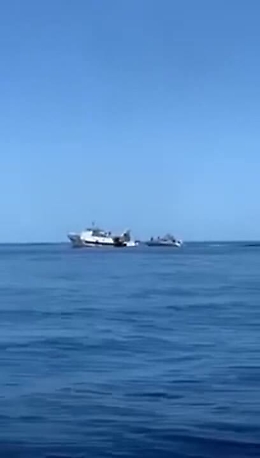 Spari, urla, speronamenti: i video dell'abbordaggio del peschereccio tunisino
