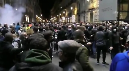 Catania, scontri in via Etnea al corteo contro i provvedimenti anti covid