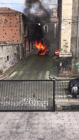 Catania, auto in fiamme dietro il Teatro Greco: zona avvolta da fumo nero