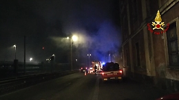 Catania, incendio in un edificio abbandonato di via Colombo: cause da chiarire
