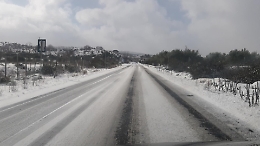 Copiosa nevicata nella strada statale 284 Occidentale Etnea