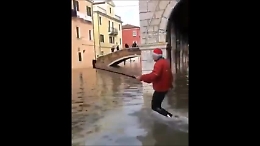 Venezia, il selfie con l'acqua alta è una comica: il turista cade nel canale