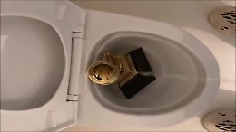 Kanye West urina sul Grammy e posta il video