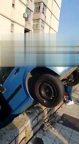 Catania, incidente al viale Tirreno: auto esce fuori strada e sfonda recinzione