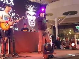 Il mini-live di J-Ax al Centro Sicilia: bagno di folla per l’ex “Articolo 31”