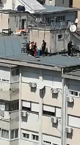 A Palermo la (pericolosissima) grigliata sui tetti