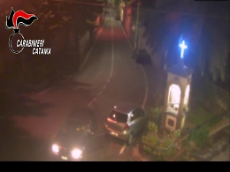 Trecastagni, scende dall'auto e prende a sprangate la statua del Cristo