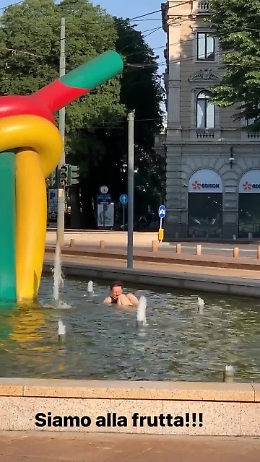 Milano, bagno nella fontana al tempo del lockdown
