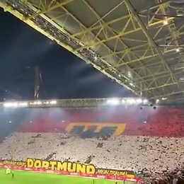 La spettacolare coreografia dei tifosi del Borussia Dortmund