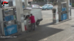 Patern&ograve;, rapine a commercianti con cocci di bottiglia: un arresto