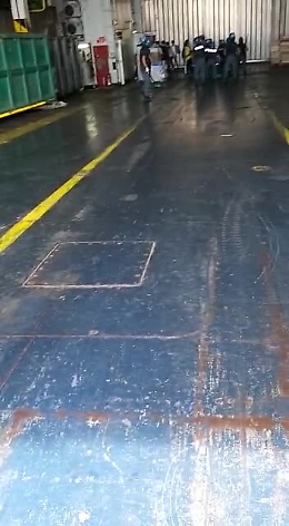 Scontro migranti-agenti di Polizia all'interno della nave quarantena "Adriatica"