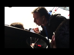 Vigile ferma bus e diventa virale