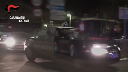 Catania, il lancio della droga dalla finestra nella piazza di spaccio di San Cristoforo