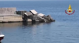 Due barche bruciano a Santa Maria La Scala: due feriti