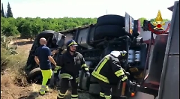 Autoarticolato si ribalta vicino Sigonella, autista ferito