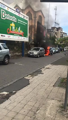 Catania, auto in fiamme sulla Circonvallazione: paura e lunghe code